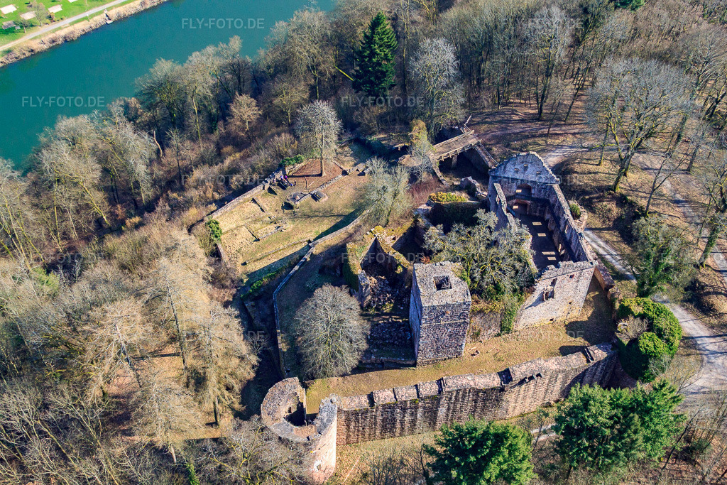 Luftbild: Burgruine Minneburg im Ortsteil Neckarkatzenbach in Neunkirchen im Bundesland Baden-Württemberg in Deutschland. Foto: IMG_38128.jpg vom 12.03.2011 durch Werner Riehm/FLY-FOTO.deBurg Minneburg - Infos, Bilder und mehr - Burgenarchiv.de