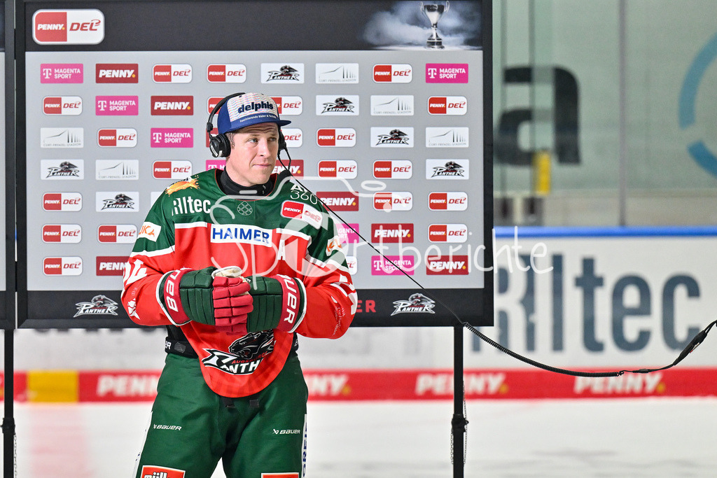 Augsburger Panther - Löwen Frankfurt | Im Bild T. J. TREVELYAN (Augsburger Panther #24) beim Interview von Magentasport / Freisteller / Einzelfoto / DEL: Augsburger Panther - Löwen Frankfurt, Curt Frenzel Stadiom am 11.10.2024