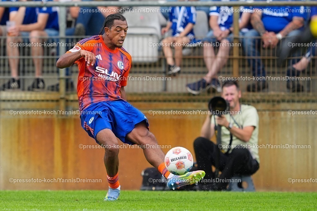 xYDR20072501116 | 20.07.2025, xydrx, Fußball, Rot Weiss Ahlen - FC Schalke 04, Testspiel, Wersestadion: Anton Donkor (FC Schalke 04 #30)