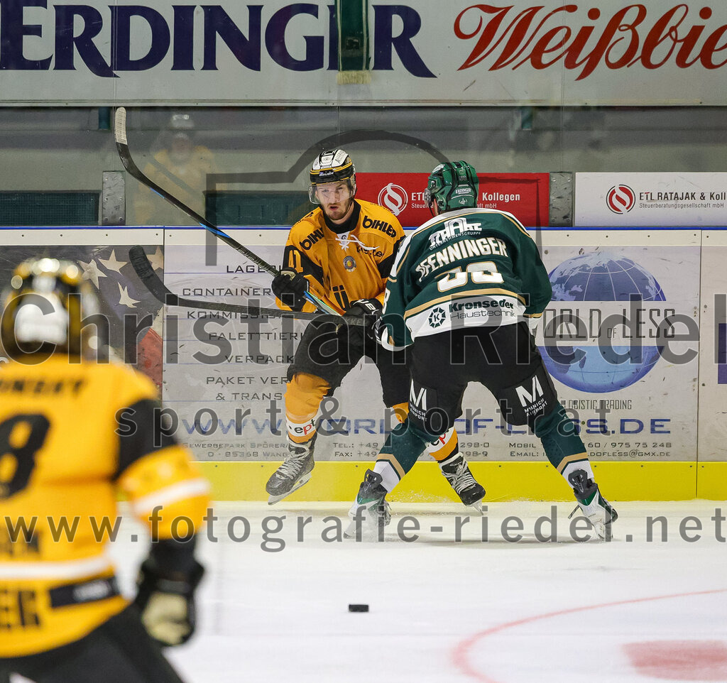 2025-08-22_145_TSV_Erding_gegen_EV_Fuessen | Erding, Deutschland, 22.08.2025:Eishockey, Oberliga Süd 2025 / 2026, Testspiel, TSV Erding gegen EV Füssen, Endergebnis: 1:4Marek Slavik (EV Füssen, #41), Paul Pfenninger (Erding Gladiators, #58)Foto: Christian Riedel / fotografie-riedel.net