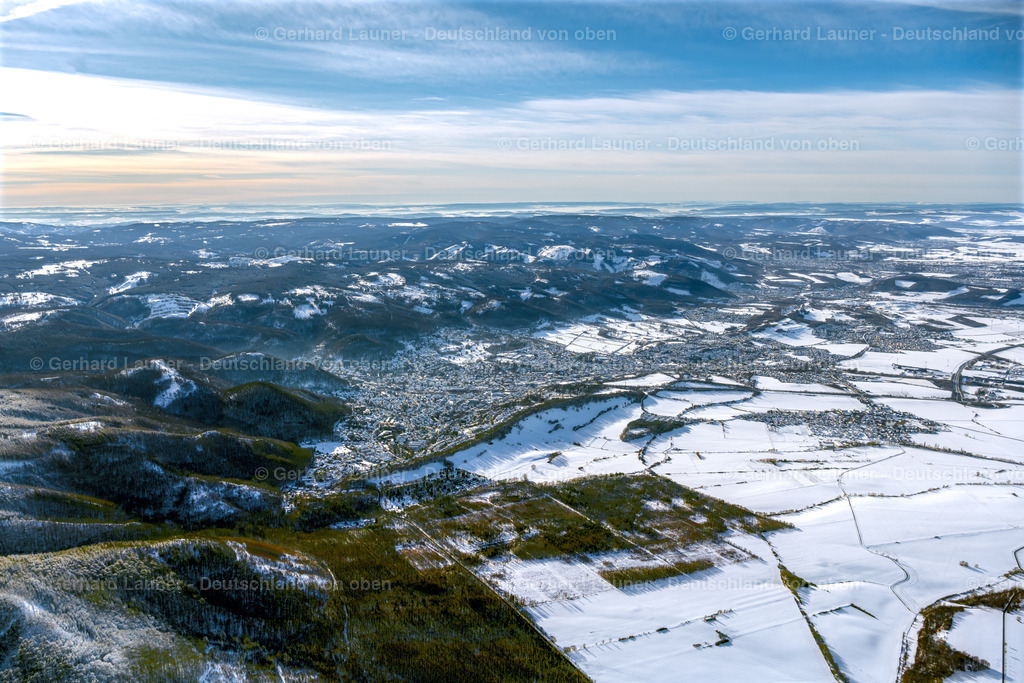 4044886 | BAD HARZBURG 14.02.2021 Winterlich schneebedeckte Ortsansicht der Straßen und Häuser der Wohngebiete mit Blick auf den Nationalpark Harz, Bundesland Niedersachsen, Deutschland. // Wintry snowy location view of the streets and houses of residential areas in the valley landscape surrounded by mountains in Bad Harzburg in the state Lower Saxony, Germany. Foto: Gerhard Launer