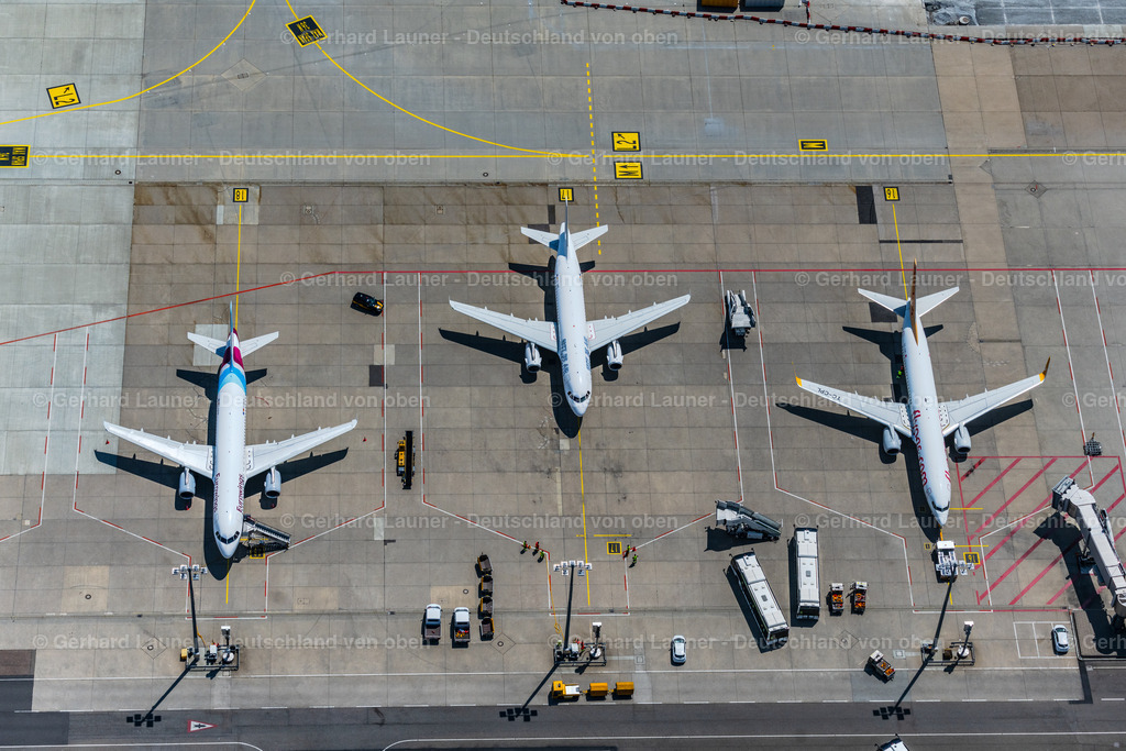 4046599 | FILDERSTADT 19.07.2021 Passagierflugzeuge auf der Parkposition - Abstellfläche auf dem Flughafen Stuttgart in Filderstadt im Bundesland Baden-Württemberg, Deutschland. Weiterführende Informationen bei: Flughafen Stuttgart GmbH. // Passenger airplanes in parking position - parking area at the airport Stuttgart in Filderstadt in the state Baden-Wuerttemberg, Germany. Further information at: Flughafen Stuttgart GmbH. Foto: Gerhard Launer