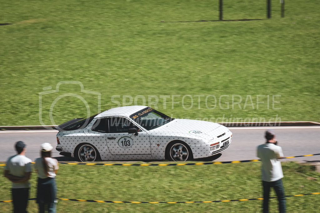 21. Arosa ClassicCar 2025 - 6. =September= 2025 | Kurt Blumer aus Stallikon (SUI) in einem Porsche 944 Turbo aus dem Jahre 1988 mit Startnummer 103 am Arosa ClassicCar 2025 in der Kategorie Alpine Performance..@arosaclassiccar, @arosa.official, #arosaclassiccar, #arosa, #76curves, #classiccarBild: Sportfotografie Markus Aeschimann | www.markus-aeschimann.ch - Realisiert mit Pictrs.com