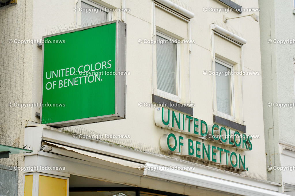 Deutschland_ Baden-Wuerttemberg_ Goeppingen_ 17.01.2025-17 | 17.01.2025, Deutschland, GER, Baden-Wuerttemberg, Goeppingen, im Bild Themenbild, Stadtansichten, United Colours of Benetton, Bekleidung, Fashion, Mode, Handel, Waren, Geschaeft, Store, Verkauf, Schild, Tafel, Logo, Werbung, Reklame