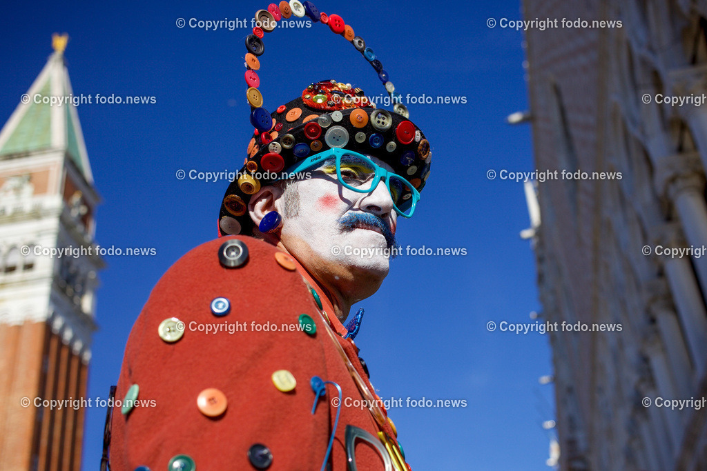 Venedig_ Stadtansichten_ Karneval_ 14.02.2024-10 | 14.02.2024, Italien, ITA, Venetien, Venedig, im Bild Venedig, Stadtansichten, Touristen, Reisefeature, Karneval, Masken, maskiert, venezianisch, Reise, Venedig, Venezia, Venetien, Stadtansicht, Campanile, Canale Grande, Markusplatz, Markuskirche, Touristen, Gondel, Gondolere, Faehre, Motorboot, Wassertaxi, Vaporetto, Adria, Lagune, Pfahlbauten, Bruecke, Rialtobruecke, La Gondola, Dogenpalast, Italien, Hochwasser, Creativ, Kreativ