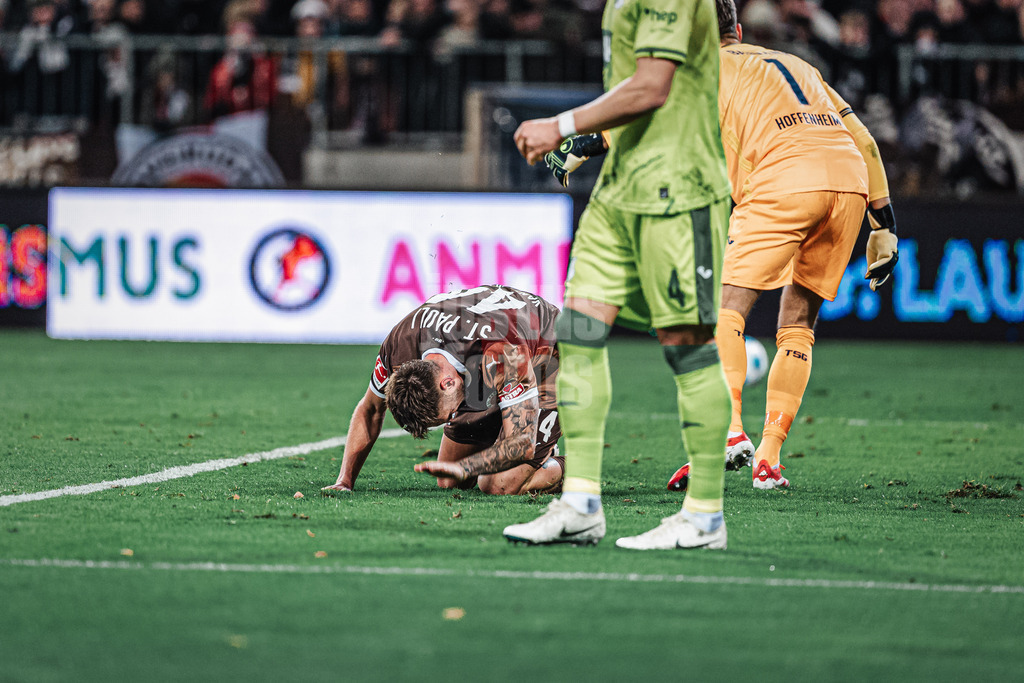 Fußball | Männer | Saison 2024/2025  | Fußball-Bundesliga | 26. Spieltag | FC St. Pauli vs. TSG Hoffenheim | 14.03.2025 | Siebe Van der Heyden (#44, FC St. Pauli) ärgert sich nach einer vergebenen Chance