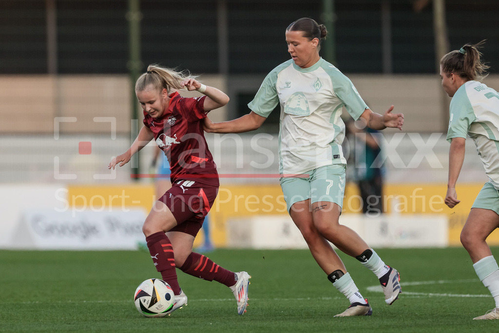 Fussball, Google Pixel Frauen-Bundesliga, RB Leipzig - SV Werder Bremen | v.li.: Vanessa Fudalla (RB Leipzig, 10) und Larissa Mühlhaus (SV Werder Bremen, 7) im Zweikampf, Duell, Dynamik, Aktion, Action, Spielszene, DIE DFB-RICHTLINIEN UNTERSAGEN JEGLICHE NUTZUNG VON FOTOS ALS SEQUENZBILDER UND/ODER VIDEOÄHNLICHE FOTOSTRECKEN. DFB REGULATIONS PROHIBIT ANY USE OF PHOTOGRAPHS AS IMAGE SEQUENCES AND/OR QUASI-VIDEO.