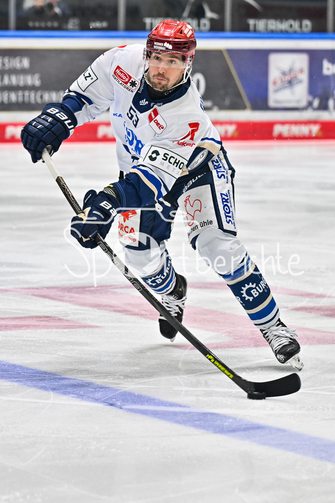 Augsburger Panther - Schwenninger Wild Wings | AUGSBURG, GERMANY - 02. JANUARY: am Puck Alex TRIVELLATO (Schwenninger Wild Wings 53) während dem Match zwischen den Augsburger Panthern und den Schwenninger Wild Wings am 35. Spieltag der Penny DEL im Curt Frenzel Stadion