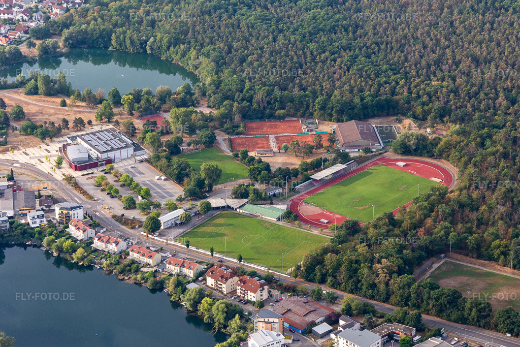 Luftbild: Waldseehalle, Waldseestadion FC Germania Forst 1909 e.V. in Forst im Bundesland Baden-Württemberg in Deutschland. – Foto: IMG_134126.jpg vom 26.08.2022 durch Werner Riehm/FLY-FOTO.de – Auflösung des Originals: 5229 x 3486 px – FC Germania Forst 1909 e.V. - naus zum FC – Gemeinde Forst