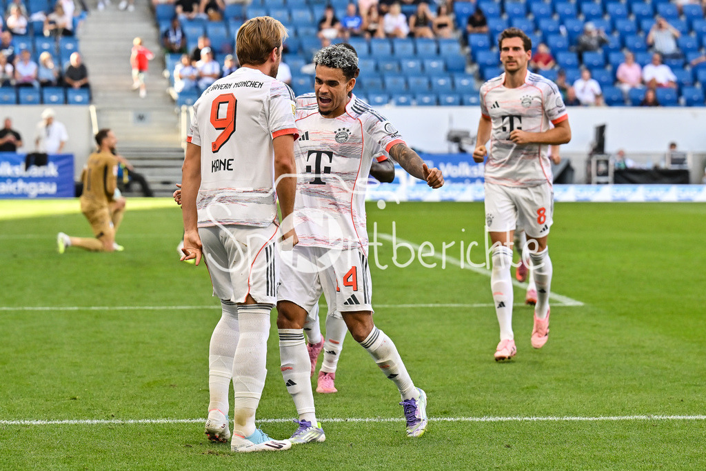 TSG 1899 Hoffenheim - FC Bayern München | Jubel der Bayern nach dem Treffer zum 0-2 durch Harry KANE (FC Bayern Muenchen 9) / Elfmeter / Tor / Torschuetze / Freude / Happy / Bundesliga: TSG 1899 Hoffenheim - FC Bayern München; PreZero-Arena am 20.09.2025 / DFL REGULATIONS PROHIBIT ANY USE OF PHOTOGRAPHS AS IMAGE SEQUENCES AND/OR QUASI-VIDEO