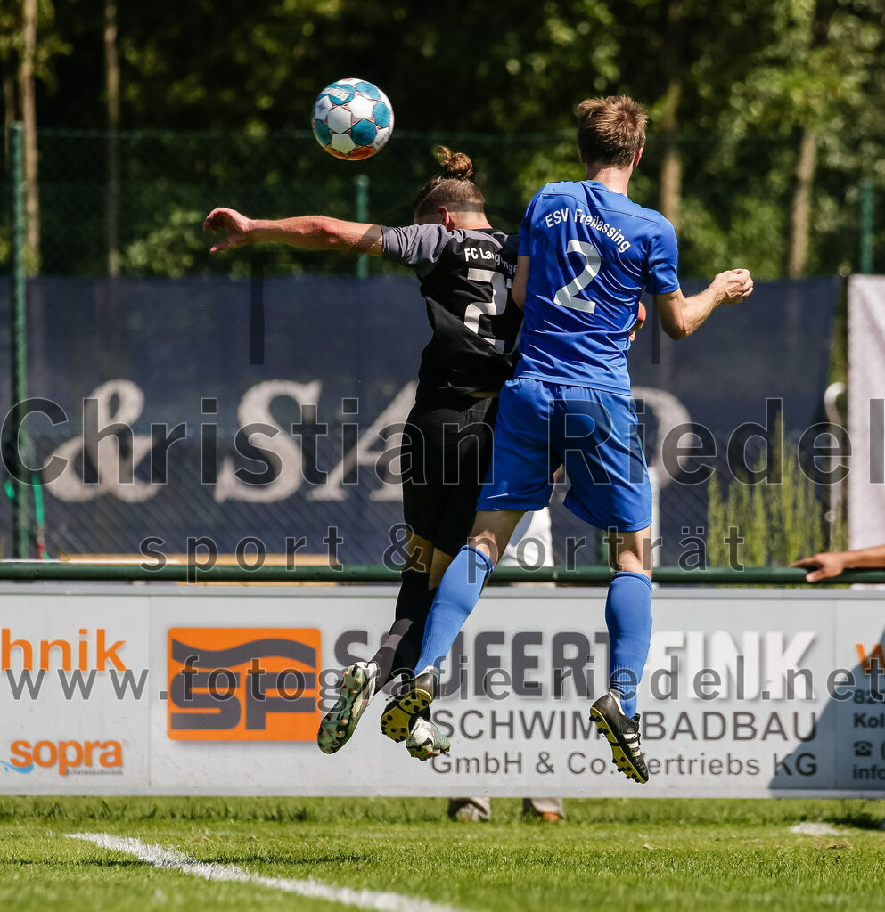 2023-08-12_080_FC_Langengeisling_gegen_ESV_Freilassing | Erding, Deutschland, 12.08.2023:
Fußball, Bezirksliga Oberbayern Ost 2023 / 2024, 4. Spieltag, FC Langengeisling gegen ESV Freilassing, Endergebnis: 2:1

Maximilian Birnbeck (FC Langengeisling, #27), Christian Niederstrasser (ESV Freilassing, #2)

Foto: Christian Riedel / fotografie-riedel.net
