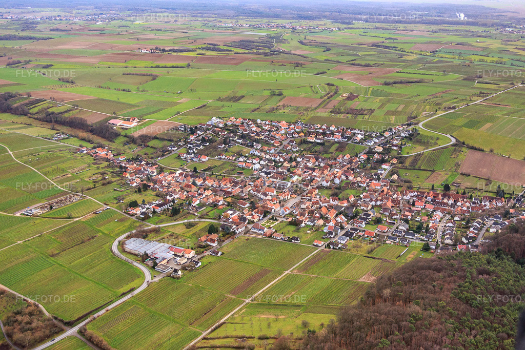 Luftbild: Dorfansicht am Haardtrand aus Nordwesten in Oberotterbach im Bundesland Rheinland-Pfalz in Deutschland. Foto: IMG_085761.jpg vom 08.01.2016 durch Werner Riehm/FLY-FOTO.de