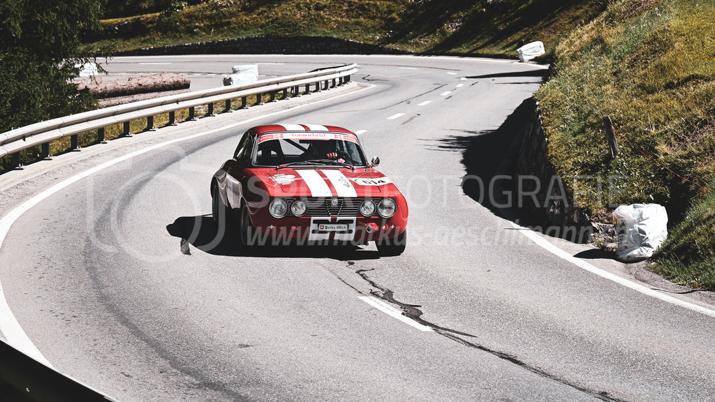 19. Arosa ClassicCar 2023 - 1. September 2023 | 19. Arosa ClassicCar 2023
Arosa, Schweiz
Gehrig Jürg aus Walenstadt mit der Startnummer 614 in einem Alfa Romeo 2000, Jahrgang 1972, in der Klasse Demonstration.
@arosaclassiccar, @arosa.official, #arosaclassiccar, #arosa, #76curves, #classiccar
Bild: Sportfotografie Markus Aeschimann | www.markus-aeschimann.ch - Realisiert mit Pictrs.com