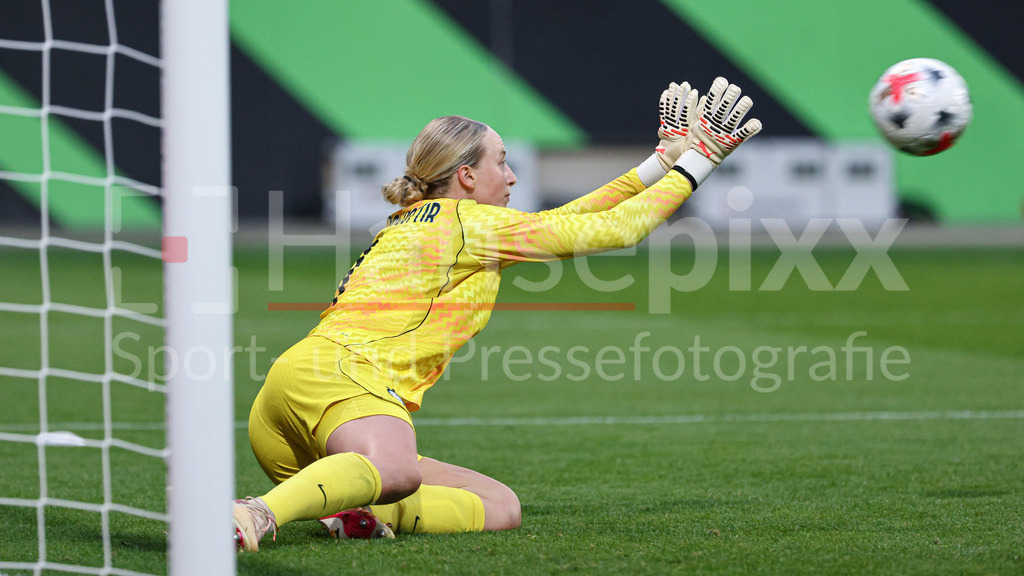Fussball, UEFA Womens Champions League, VfL Wolfsburg - Inter Mailand | Cecilia Runarsdottir (Torhüterin, Inter Mailand, 1) pariert den Ball, Parade, Glanzparade, hält den Ball, Action, Aktion