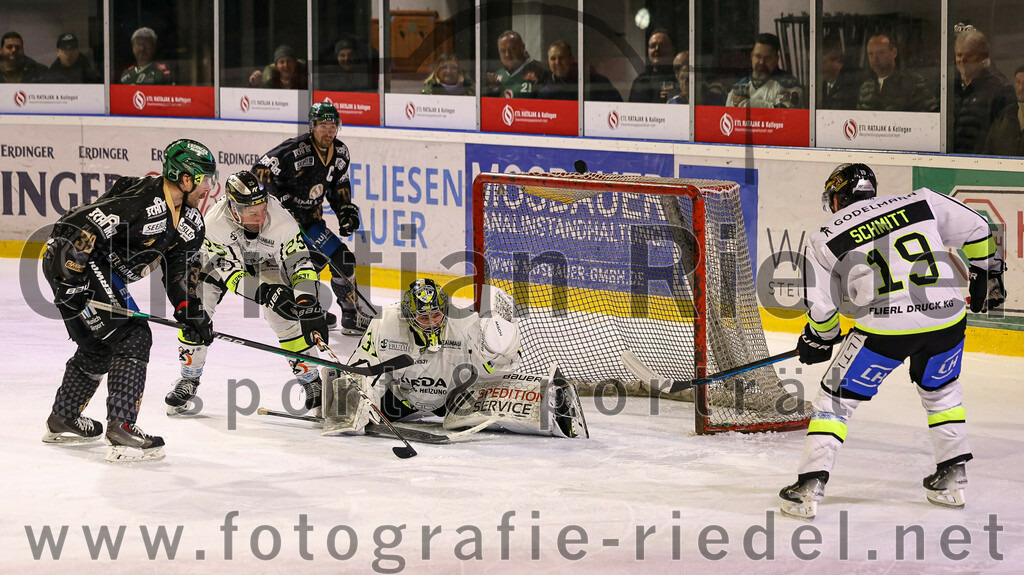 2024-02-16_089_TSV_Erding_gegen_ERSC_Amberg | Erding, Deutschland, 16.02.2024:
Eishockey, Bayernliga Playoffs 2023 / 2024, 1. Spieltag, TSV Erding gegen ERSC Amberg, Endergebnis: 1:2

Thomas Plihal (Erding Gladiators, #39), Torwart Florian Hüttner (ERSC Amberg, #29), Torwart Timon Bätge (ERSC Amberg, #31), Kevin Schmitt (ERSC Amberg, #19)

Foto: Christian Riedel / fotografie-riedel.net