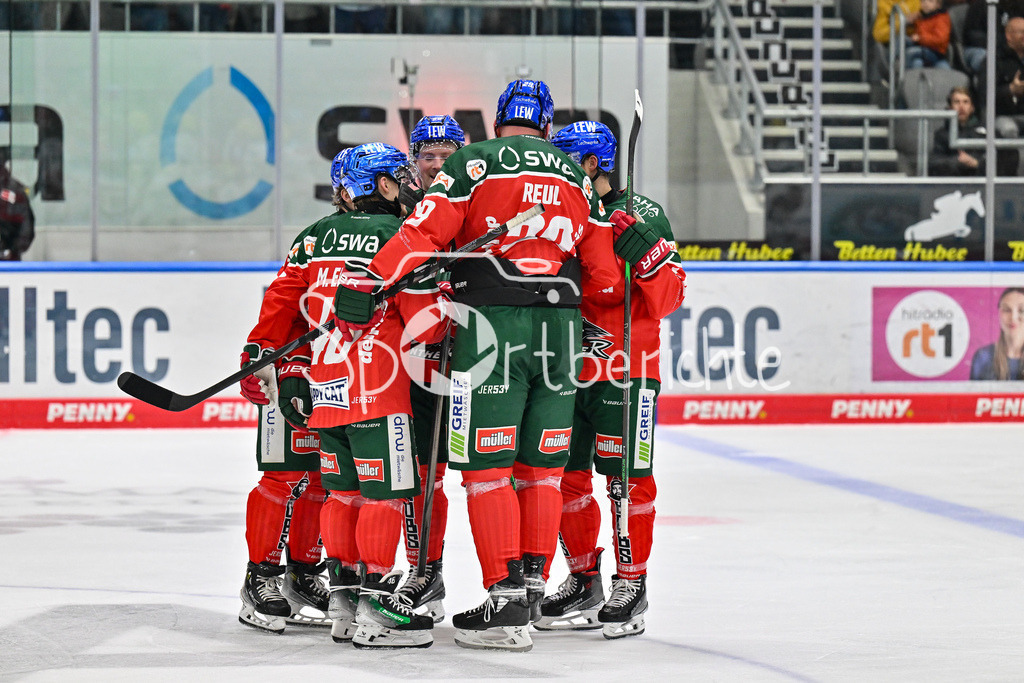 Augsburger Panther - Löwen Frankfurt | Jubel der Panther nach dem Treffer zum 2-0 durch Moritz ELIAS (Augsburger Panther #46) / Freude / Happy / Tor / Torschuetze / DEL: Augsburger Panther - Löwen Frankfurt, Curt Frenzel Stadiom am 11.10.2024