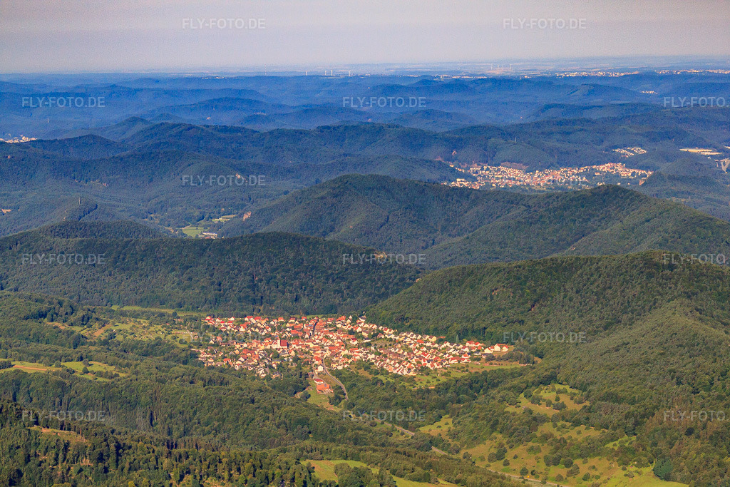 Luftbild: Dorf im Pfälzerwald von Osten in Wernersberg im Bundesland Rheinland-Pfalz in Deutschland. Foto: IMG_30952.jpg vom 07.08.2010 durch Werner Riehm/FLY-FOTO.de