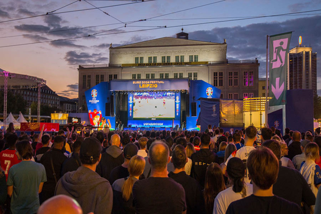 UEFA EURO 2024 in Leipzig - Fan Zone auf dem Augustusplatz | Entdecke über 20 Kategorien Leipzig-Motive: Foto-Downloads, hochwertige Poster, Leinwand- & Fine-Art-Prints. Jetzt Lieblingsfoto im Bildlexikon Leipzig Shop bestellen!
