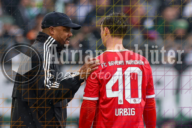 Borussia Mönchengladbach vs FC Bayern München - Bundesliga  | Mönchengladbach, Deutschland, 25.10.25:   Trainer Vincent Kompany (FC Bayern München) redet mit Jonas Kurt Urbig (FC Bayern München) waehrend des Spiels der Bundesliga zwischen Borussia Mönchengladbach vs FC Bayern München im Stadion im Borussia Park(Foto von Brauer-Fotoagentur / Adrian Schlueter)