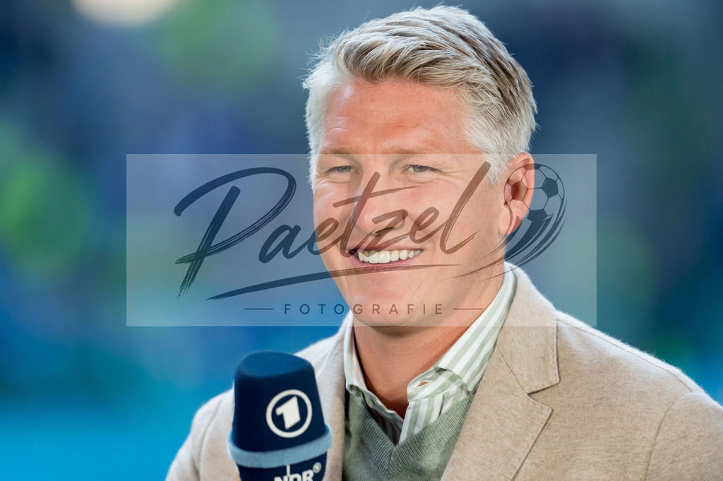 HSVSCF20220419_244 | Fussball, Herren: Bastian Schweinsteiger schaut beim DFB-Pokal-Halbfinalspiel zwischen Hamburger SV und SC Freiburg im Volksparkstadion am 19.04.2022 in Hamburg, Deutschland.DFB / DFL REGULATIONS PROHIBIT ANY USE OF PHOTOGRAPHS AS IMAGE SEQUENCES AND/OR QUASI-VIDEO. - Realisiert mit Pictrs.com
