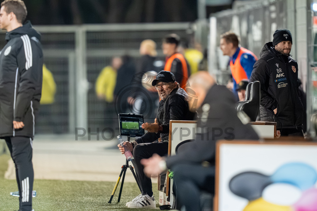 VfB Stuttgart II vs. FC Energie Cottbus, Fussball, 3.Liga, 27. Spieltag, Saison 2025/2026, 03.03.2026 | Claus-Dieter Wollitz (Trainer FC Energie Cottbus) beschwert sich,VfB Stuttgart II vs. FC Energie Cottbus, Fussball, 3.Liga, 27. Spieltag, Saison 2025/2026, 03.03.2026Foto: photosbyphips/Philip Ziegler