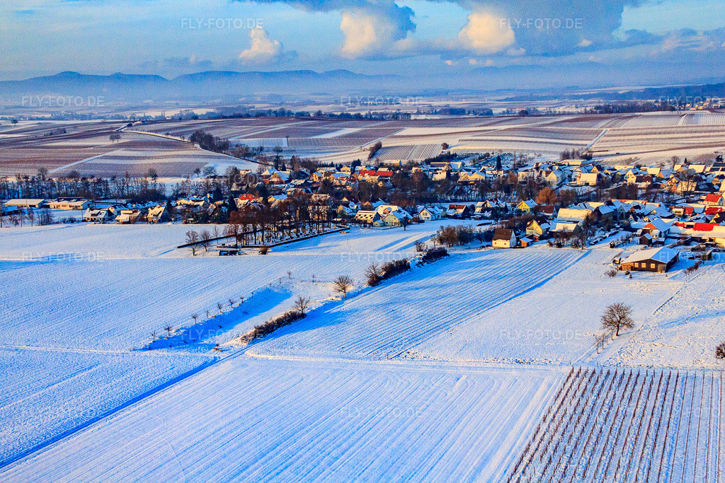 Luftbild: Dorfansicht bei Schnee im Winter aus Südosten in Dierbach im Bundesland Rheinland-Pfalz in Deutschland. Foto: IMG_36482.jpg vom 03.01.2011 durch Werner Riehm/FLY-FOTO.de