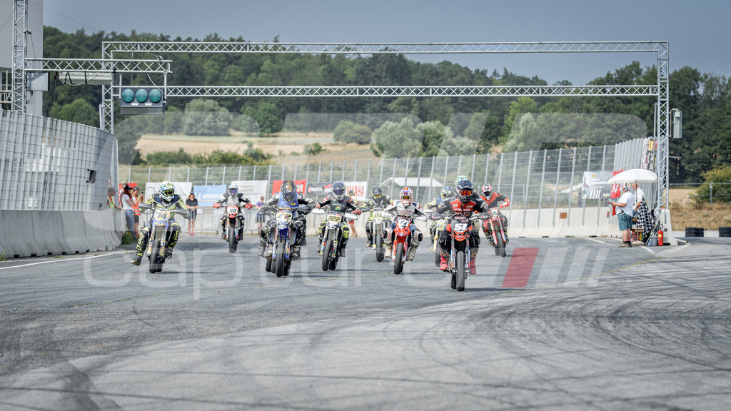 SuperMoto_Staatsmeisterschaft_Fuglau-672 | GRIPcapture steht für authentische Sportfotografie in Österreich – für Momente, die mehr sind als Geschwindigkeit oder Ergebnis. Es geht um Emotion, Spannung, Fokus und den Augenblick, der oft nur einen Wimpernschlag dauert.Ob Motorsport, Teamsport oder 
