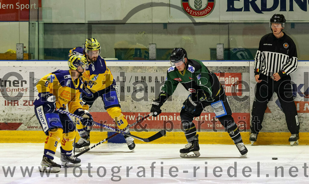 2022-10-30_020_TSV_Erding_gegen_ESC_Riverrats_Geretsried | Erding, Deutschland, 30.10.2022:
Eishockey, Bayernliga 2022 / 2023, 9. Spieltag, TSV Erding gegen ESC Riverrats Geretsried, Endergebnis: 3:5

Martin Köhler (ESC Riverrats Geretsried, #9), Marek Haloda (ESC Riverrats Geretsried, #64), Marc Barchmann (Erding Gladiators, #10)

Foto: Christian Riedel / fotografie-riedel.net