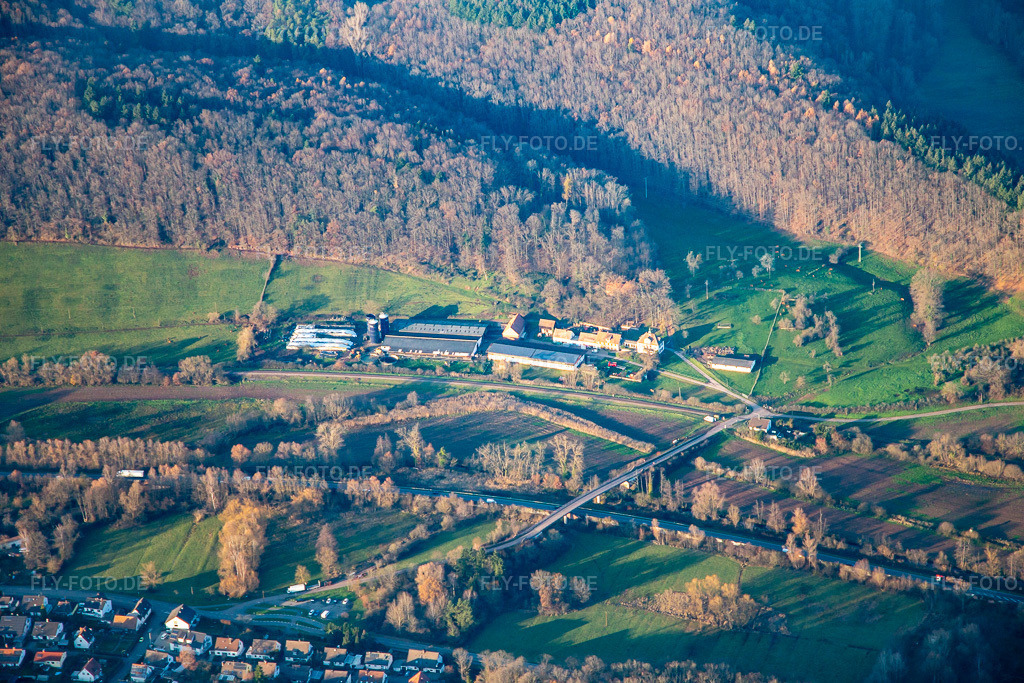 Luftbild: Gut Rothenhof im Ortsteil Queichhambach in Annweiler im Bundesland Rheinland-Pfalz in Deutschland. Foto: IMG_135347.jpg vom 12.12.2022 durch Werner Riehm/FLY-FOTO.de