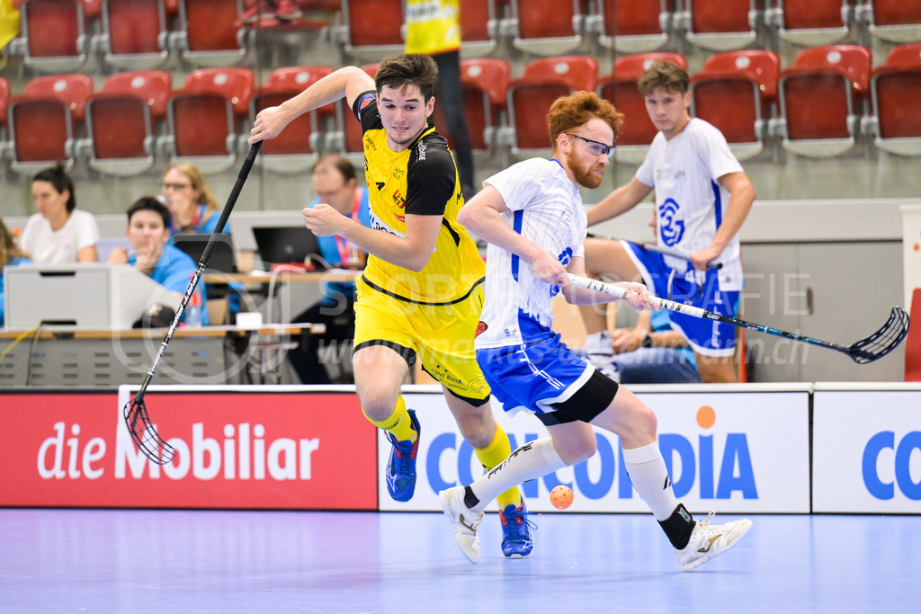 GC Unihockey vs HC Rychenberg - 27. August 2022 | GC Unihockey vs HC Rychenberg
AXA Arena, Winterthur
Levin Conrad (#4 HC Rychenberg) lässt Tobias Heller (#7 GC Unihockey) ins Leere laufen.
Bild: Sportfotografie Markus Aeschimann | www.markus-aeschimann.ch - Realisiert mit Pictrs.com