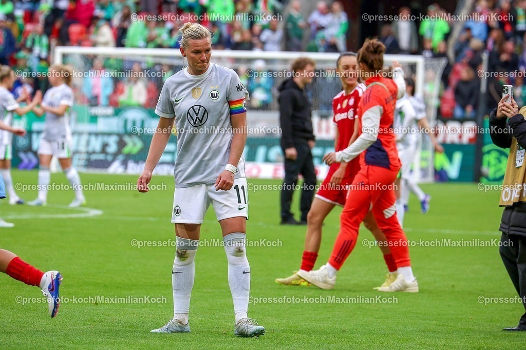 xsscx14052601056 | 2026.05.14, xsscx, Fußball, Finale DFB-Pokal Frauen, VfL Wolfsburg -  FC Bayern München, Saison 2025 2026, Rhein-Energie-Stadion in Köln: Alexandra Popp (VfL Wolfsburg #11) traurig, während die Mannschaft vom FC Bayern München ihren Sieg im DFB-Pokal Finale feiert DFB regulations prohibit any use of photographs as image sequences and or quasi-video. Photo: xSandraxScherningxPressefotoKochx