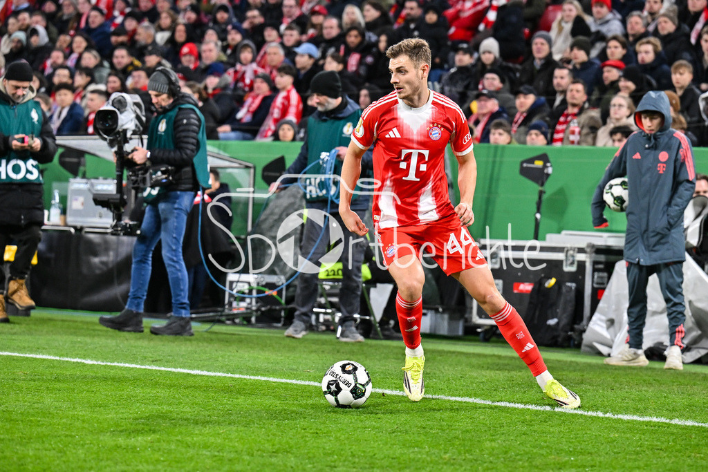 FC Bayern München - RB Leipzig | MUNICH, GERMANY - 11. FEBRUARY: am Ball Josip STANISIC (FC Bayern Munich 44) während dem Spiel zwischen dem FC Bayern München und RB Leipzig beim Viertelfinale des DFB-Pokales in der Allianz Arena