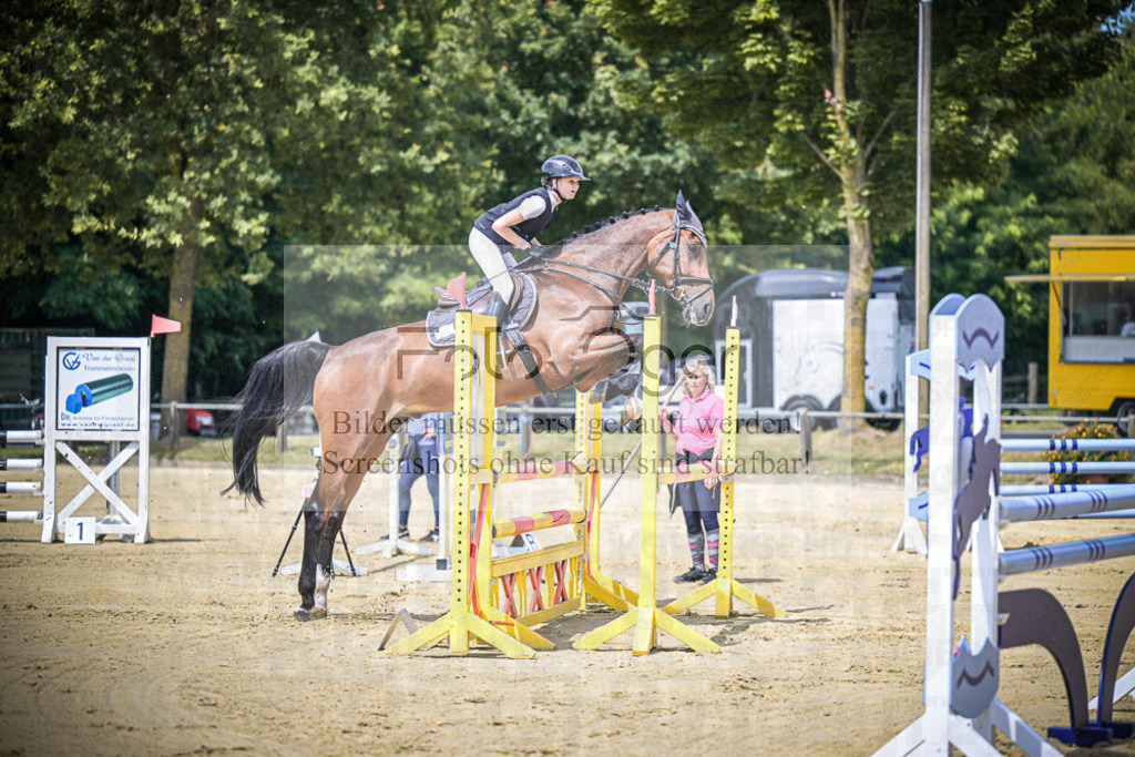 DOS_9068 | Entdecke hochwertige Reitturnierfotos von Foto Oger. Professionell, emotional und authentisch – jetzt Lieblingsmomente im Shop bestellen.Deutschlandweite Turnierfotografie. - Realisiert mit Pictrs.com