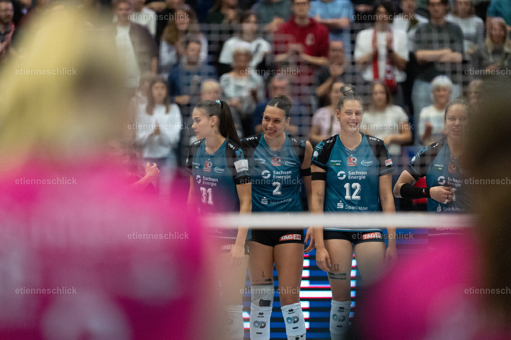 Dresdner SC - Binder Blaubären TSV Flacht, DEKRA 1. Bundesliga Frauen, Volleyball | Im Bild: Raeven Chase (2, Dresdner SC), Mette Marleen Pfeffer (12, Dresdner SC), Florentine Rosemann (31, Dresdner SC)24.10.2026, Dresdner SC -  Binder Blaubären TSV Flacht, DEKRA 1. Bundesliga Frauen, Volleyball, Deutschland, Dresden, Cyberport Arena
