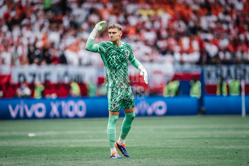 Fußball | Herren | UEFA-Fußball-Europameisterschaft 2024 | Gruppe D | Polen vs. Niederlande | 16.06.2024 | Bart Verbruggen (#1, Niederlande) feuert die Fans an