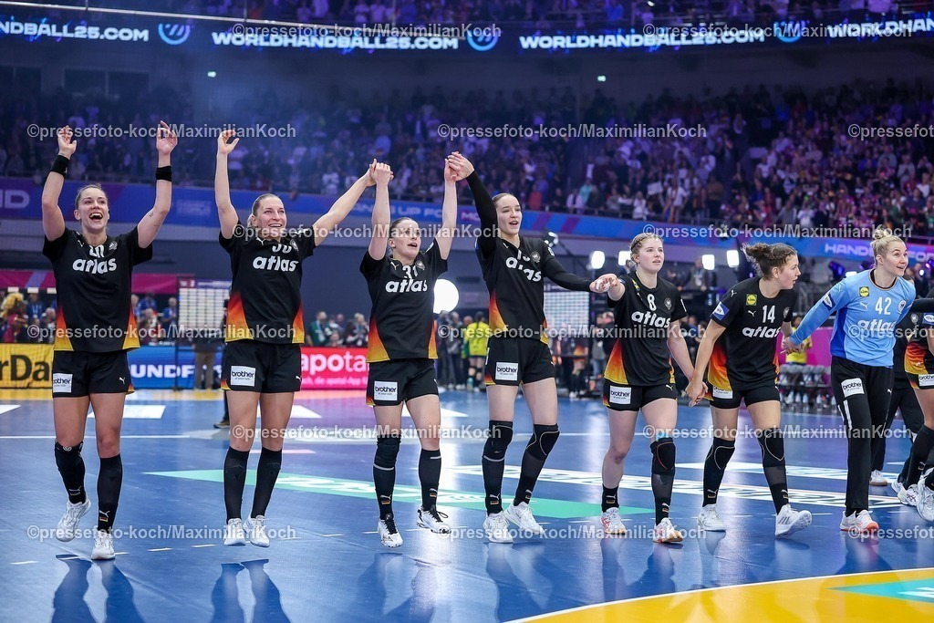 IHF09122502149 | 09.12.2025, Handball WM Frauen, Viertelfinale, Deutschland - Brasilien, 27th IHF Women's Handball World Championship, Westfalenhalle Dortmund: Freude nach dem Sieg und dem EInzug ins Halbfinale. Die Mannschaft feiert den Sieg unter Freudentränen zusammen auf dem Spielfeld und liegt sich glücklich in den Armen.  v.l. Emily Vogel (GER #20) Jenny Behrend (GER #30) Alexia Hauf (GER #31) Nieke Kuhne (GER #19) Nina Engel (GER #08) Marie Steffen (GER #14) Katharina Filter (GER #42) 