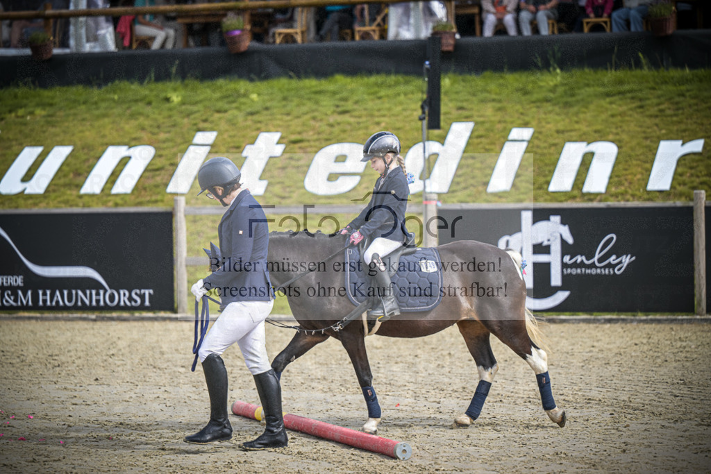 DOS_0227 | Entdecke hochwertige Reitturnierfotos von Foto Oger. Professionell, emotional und authentisch – jetzt Lieblingsmomente im Shop bestellen.Deutschlandweite Turnierfotografie. - Realisiert mit Pictrs.com