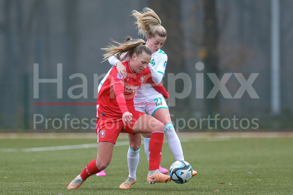 Fussball, Testspiel Frauen, SV Werder Bremen - FC Twente Enschede | v.li.: Fieke Kroese (FC Twente Vrouwen, 17) und Nina Lührßen (SV Werder Bremen, 27) im Zweikampf, Duell, Dynamik, Aktion, Action, Spielszene