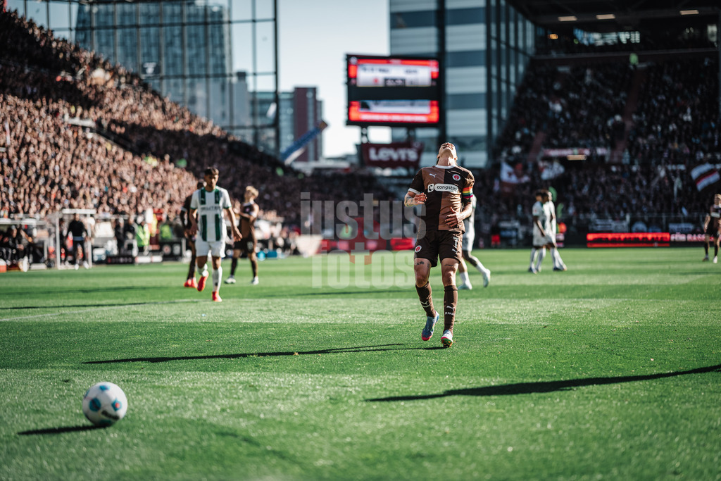 Fußball | Männer | Saison 2024/2025  | Fußball-Bundesliga | 28. Spieltag | FC St. Pauli vs. Borussia Mönchengladbach | 06.04.2025 | Jackson Irvine (#7, FC St. Pauli) ärgert sich