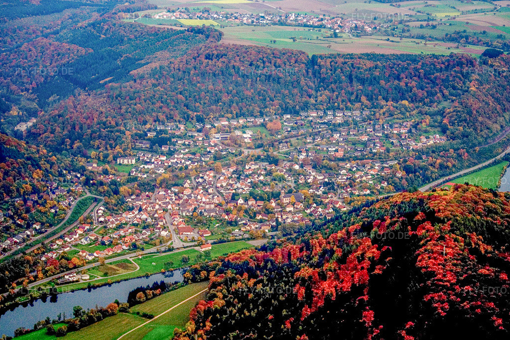 Luftbild: Ort am Neckar in Neckargerach im Bundesland Baden-Württemberg in Deutschland. Foto: IMG_14259.jpg vom 12.10.2008 durch Werner Riehm/FLY-FOTO.de