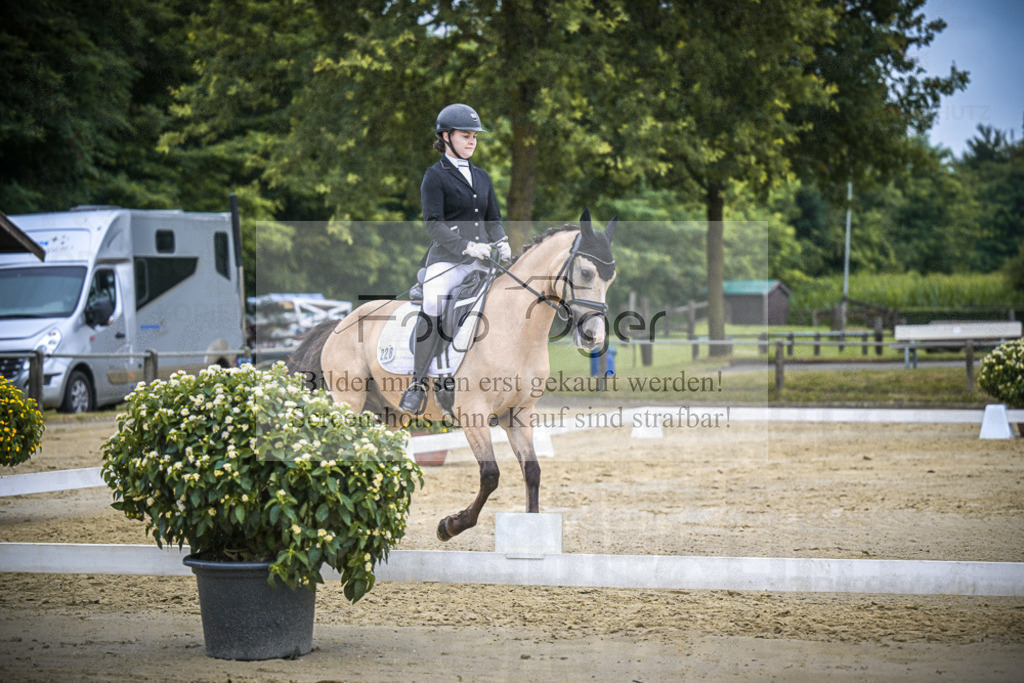 DOS_3079 | Entdecke hochwertige Reitturnierfotos von Foto Oger. Professionell, emotional und authentisch – jetzt Lieblingsmomente im Shop bestellen.Deutschlandweite Turnierfotografie. - Realisiert mit Pictrs.com