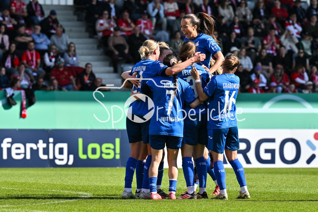 FC Bayern München - TSG 1899 Hoffenheim | Jubel der Hoffenheimerinnen nach dem Treffer zum 0-2 durch Feli Petra DELACAUW (TSG Hoffeneheim Frauen 24) / Tor / Torschuetze / Freude / Happy / Frauen DFB Pokal: FC Bayern Muenchen - TSG 1899 Hoffenheim, FC Bayern Campus am 22.03.2025