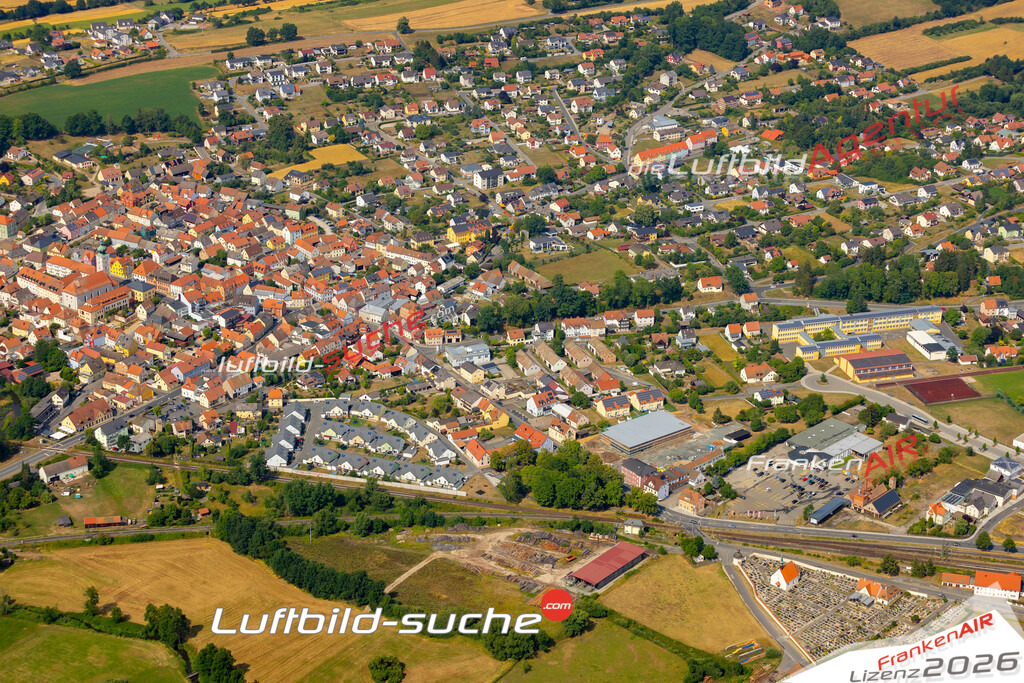 Das Luftbild der Stadt Pressath wurde 2022 vom Flugzeug heraus erstellt (keine Drohnen-Aufnahmen) Aufnahmehöhe ca.450 Meter- hohe Bildauflösung und Druck-Qualität. Garantiert!