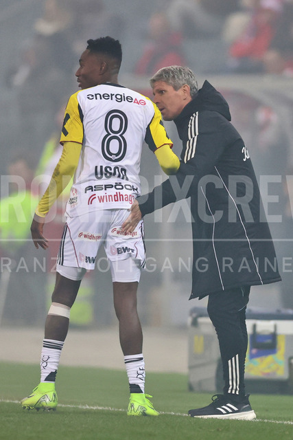 Austrian Bundesliga: Grazer AK 1902 vs LASK | GRAZ, AUSTRIA, 13.DEC.25 - SOCCER - ADMIRAL Bundesliga, Grazer AK 1902 vs LASK. The image shows Moses Usor (Lask) and headcoach Dietmar Kühbauer (Lask).