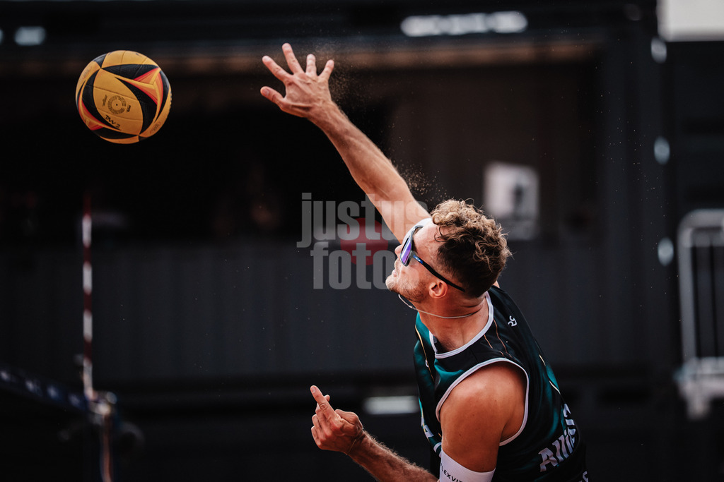 Beachvolleyball | Männer | Allianz German Beach Tour 2025 | Tourstop München | 04.07.2025 | Jonas Sagstetter beim Angriff