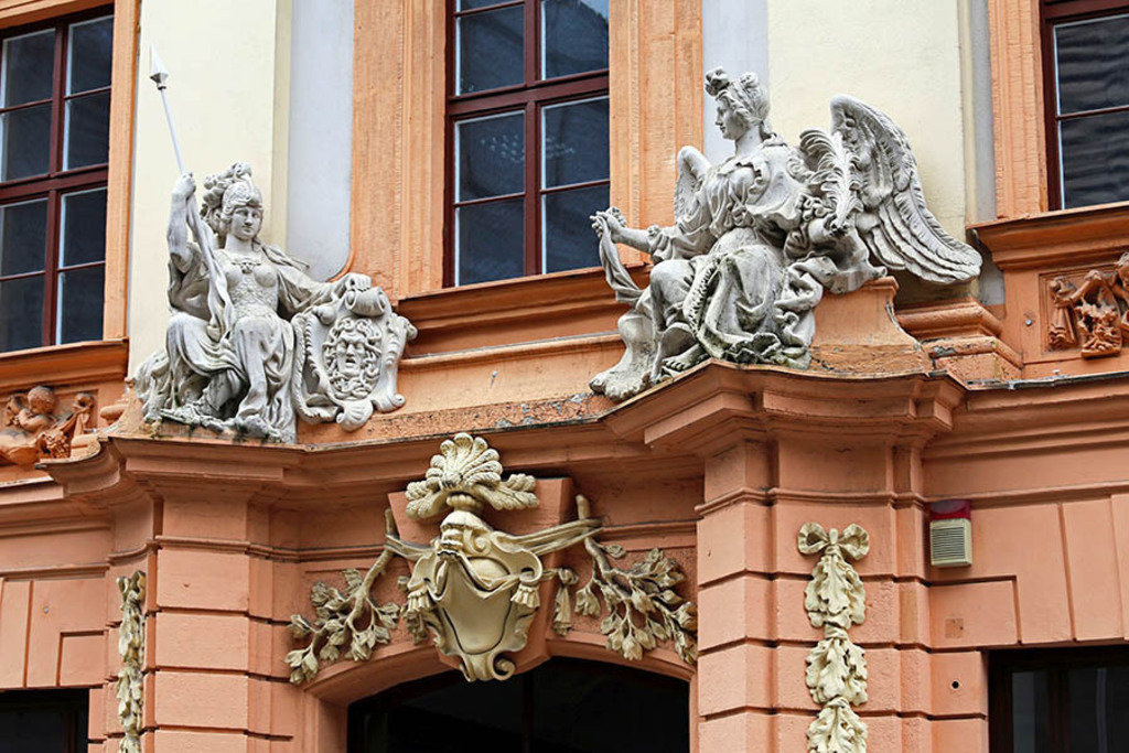 Bildlexikon Leipzig - Romanushaus - Eingang Brühl Minerva und Fama | Das Team hinter BILDLEXIKON LEIPZIG bündelt historische wie aktuelle Informationen über die Stadt Leipzig in Text und Bild auf einer Plattform und stellt diese der interessierten Öffentlichkeit zur Verfügung.
