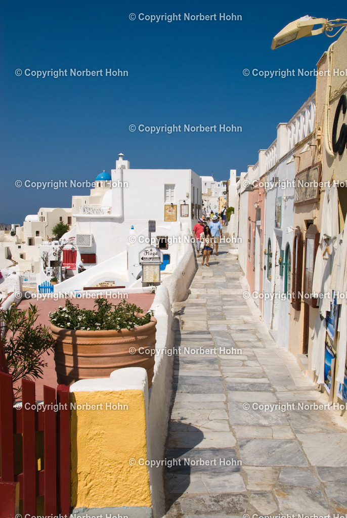 Reisefotografie - Griechenland - Santorini | Wunderschönes Bergdorf Oia im Norden der Kykladeninsel Santorini. - Realisiert mit Pictrs.com