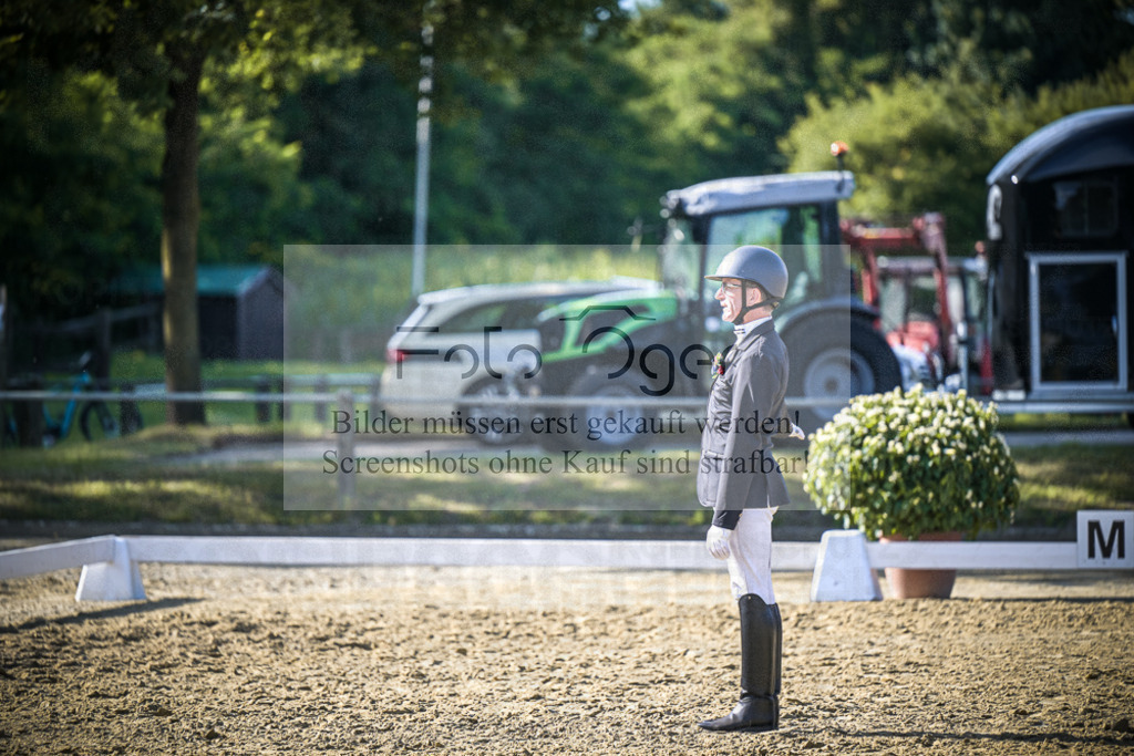DOS_1142 | Entdecke hochwertige Reitturnierfotos von Foto Oger. Professionell, emotional und authentisch – jetzt Lieblingsmomente im Shop bestellen.Deutschlandweite Turnierfotografie. - Realisiert mit Pictrs.com
