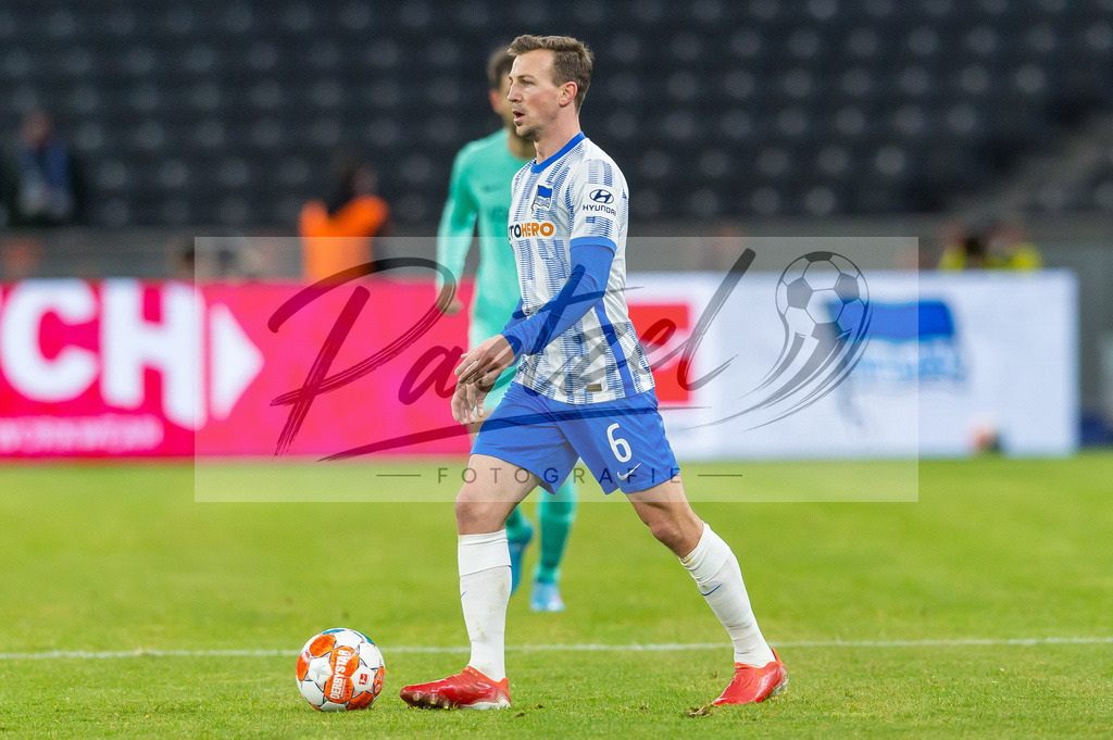 HERBOC20220204_220 | Fussball, Herren: Vladimir Darida (Hertha BSC) in Aktion, am Ball, Einzelaktion bei dem Spiel der 1. Bundesliga zwischen Hertha BSC und VfL Bochum im Olypiastadion am 04.02.2022 in Berlin, Deutschland.DFB / DFL REGULATIONS PROHIBIT ANY USE OF PHOTOGRAPHS AS IMAGE SEQUENCES AND/OR QUASI-VIDEO. - Realisiert mit Pictrs.com