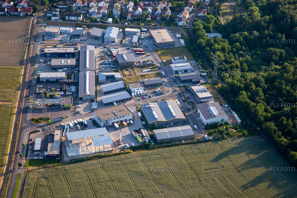 Luftbild: Gewerbegebiet Römeracker im Ortsteil Hochstetten in Linkenheim-Hochstetten im Bundesland Baden-Württemberg in Deutschland. Foto: IMG_136243.jpg vom 07.06.2023 durch Werner Riehm/FLY-FOTO.de